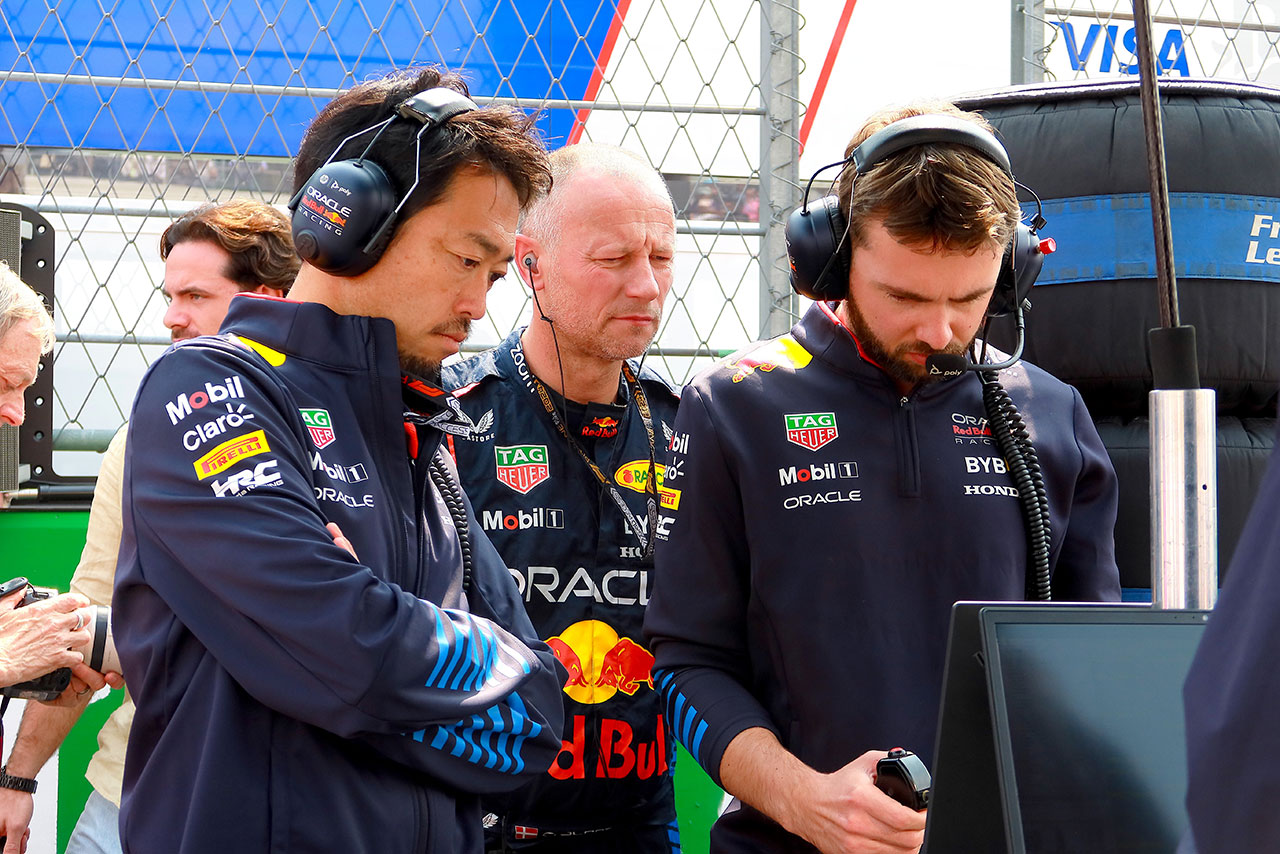 2024年F1第20戦メキシコシティGP　HRCの折原伸太郎トラックサイドゼネラルマネージャー（左）