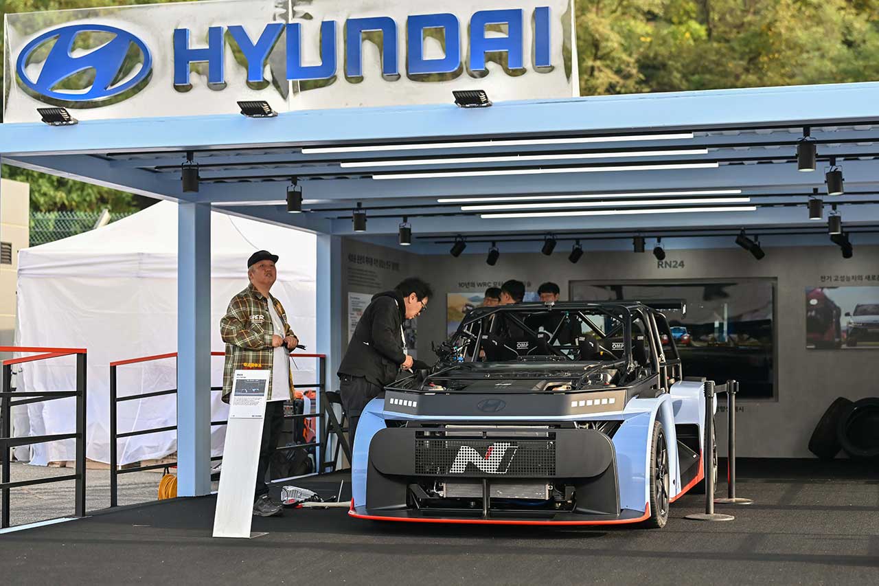 トヨタGRとヒョンデNが韓国でコラボイベントを開催。モリゾウがヤリスWRCでドーナツターン