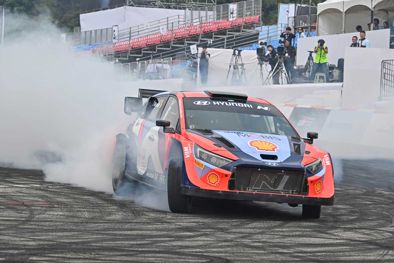 トヨタGRとヒョンデNが韓国でコラボイベントを開催。モリゾウがヤリスWRCでドーナツターン