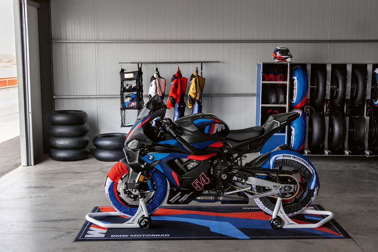 BMW、新型『M1000RR』を発表。2025年モデルは最高出力218hp、ウイングレットも強化。価格と発売日は未定