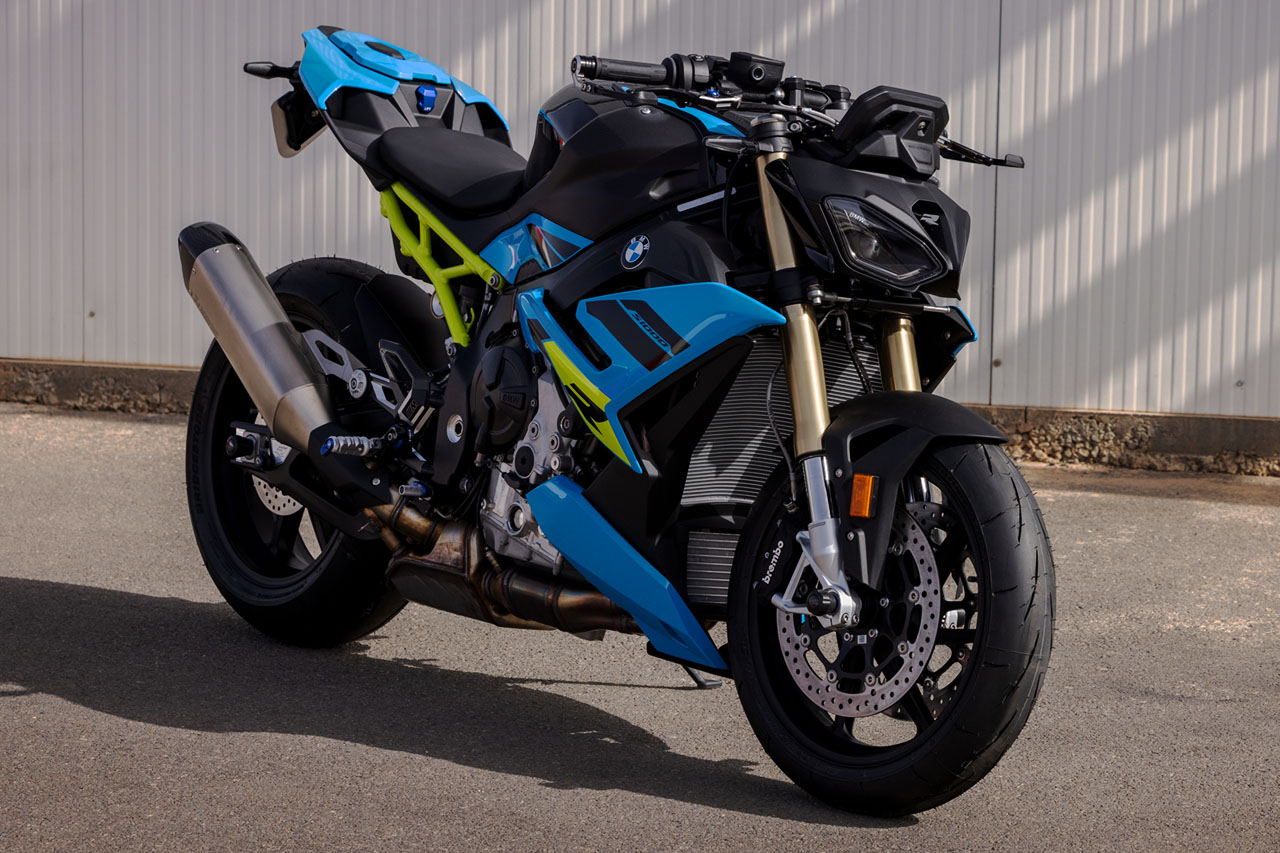 BMW、大型ロードスター『M1000R』の最新モデルを公開。同時発表の『S1000R』は5馬力アップ