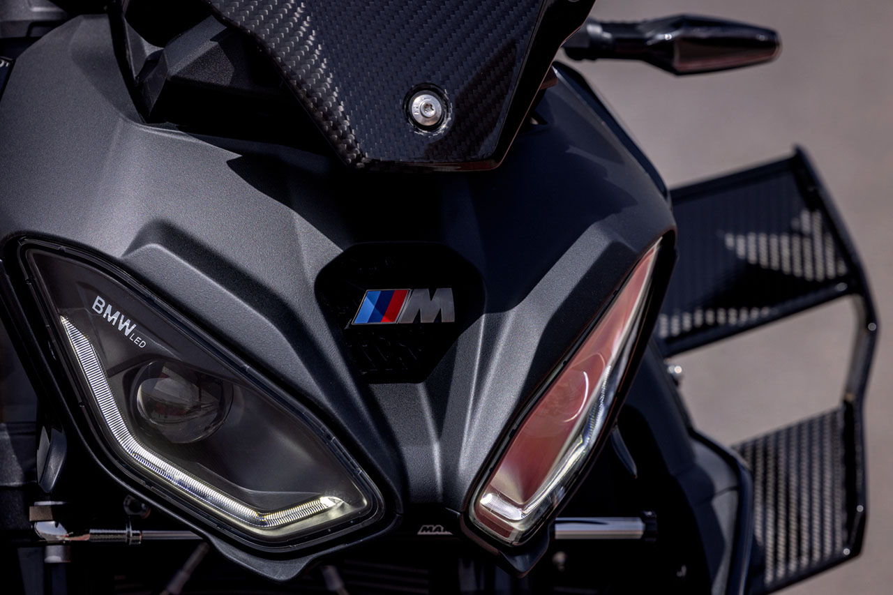 BMW、大型ロードスター『M1000R』の最新モデルを公開。同時発表の『S1000R』は5馬力アップ