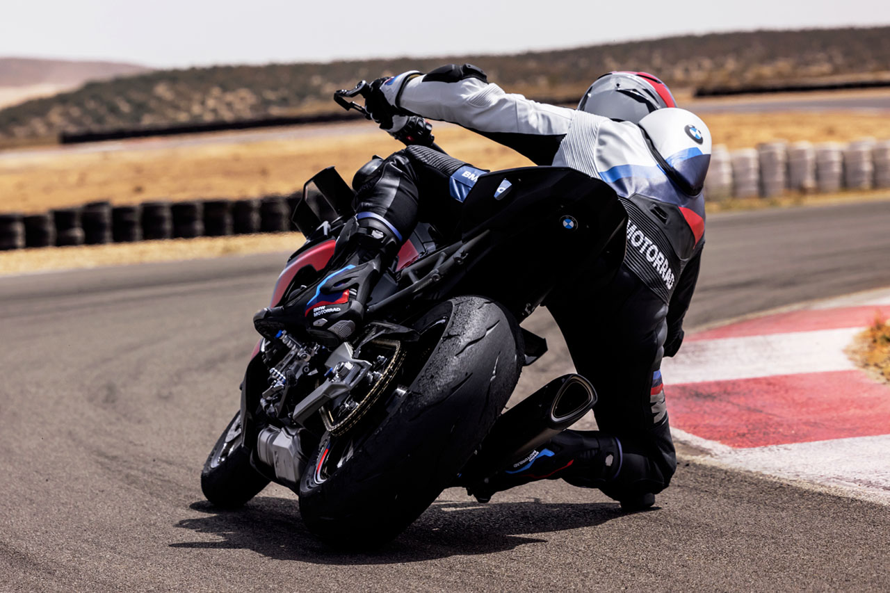 BMW、大型ロードスター『M1000R』の最新モデルを公開。同時発表の『S1000R』は5馬力アップ