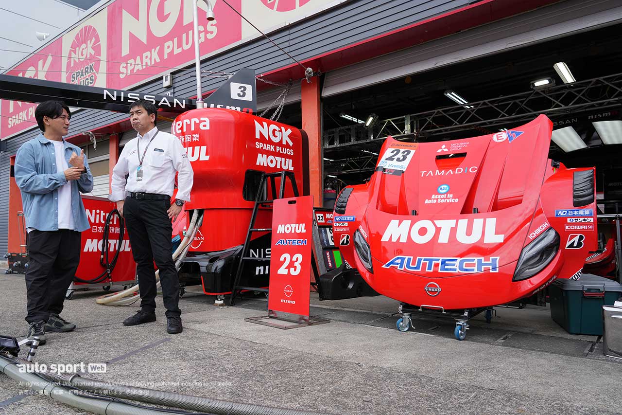 千代勝正（MOTUL AUTECH Z）／木賀新一氏（ニッサンGT500クラス総監督）