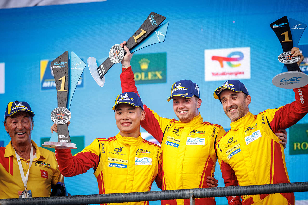 優勝したAFコルセ83号車フェラーリ499Pのイーフェイ・イェ、ロバート・シュワルツマン、ロバート・クビサ