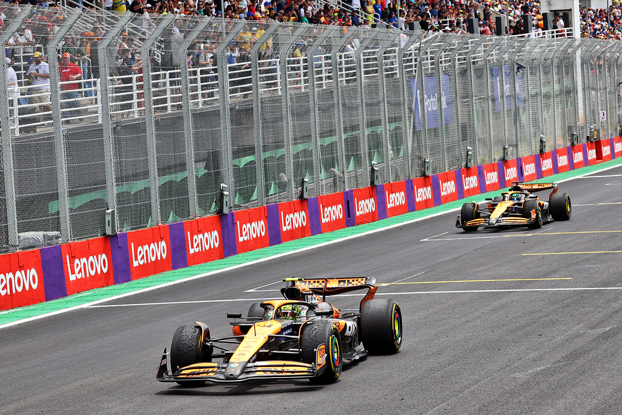 2024年F1第21戦サンパウロGP　スプリントのチェッカーを受けるランド・ノリスとオスカー・ピアストリ（マクラーレン）