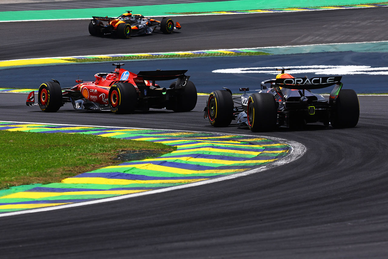 2024年F1第21戦サンパウロGP　マックス・フェルスタッペン（レッドブル）とシャルル・ルクレール（フェラーリ）のバトル
