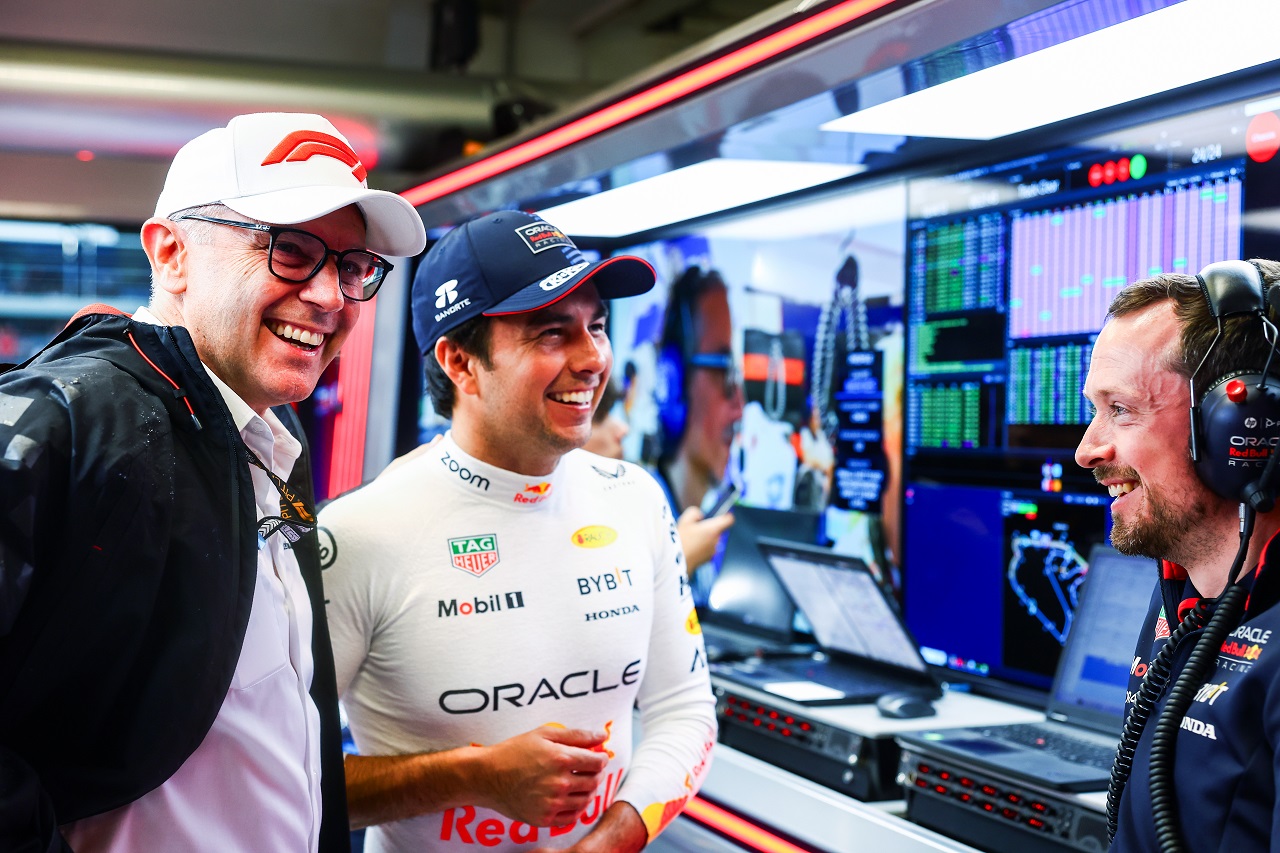 セルジオ・ペレス（レッドブル）とF1 CEOステファノ・ドメニカリ