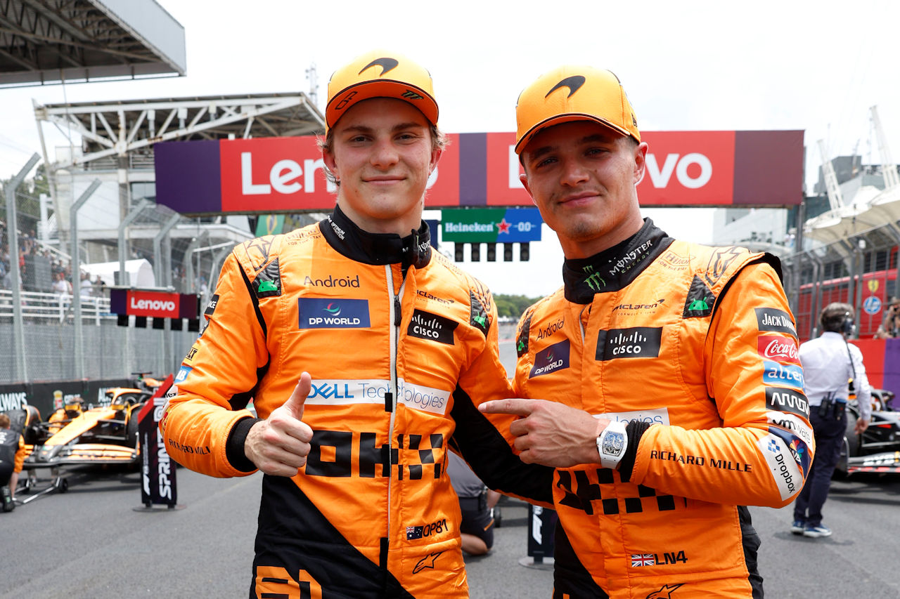 ウイナーのランド・ノリスと2位オスカー・ピアストリ（マクラーレン）