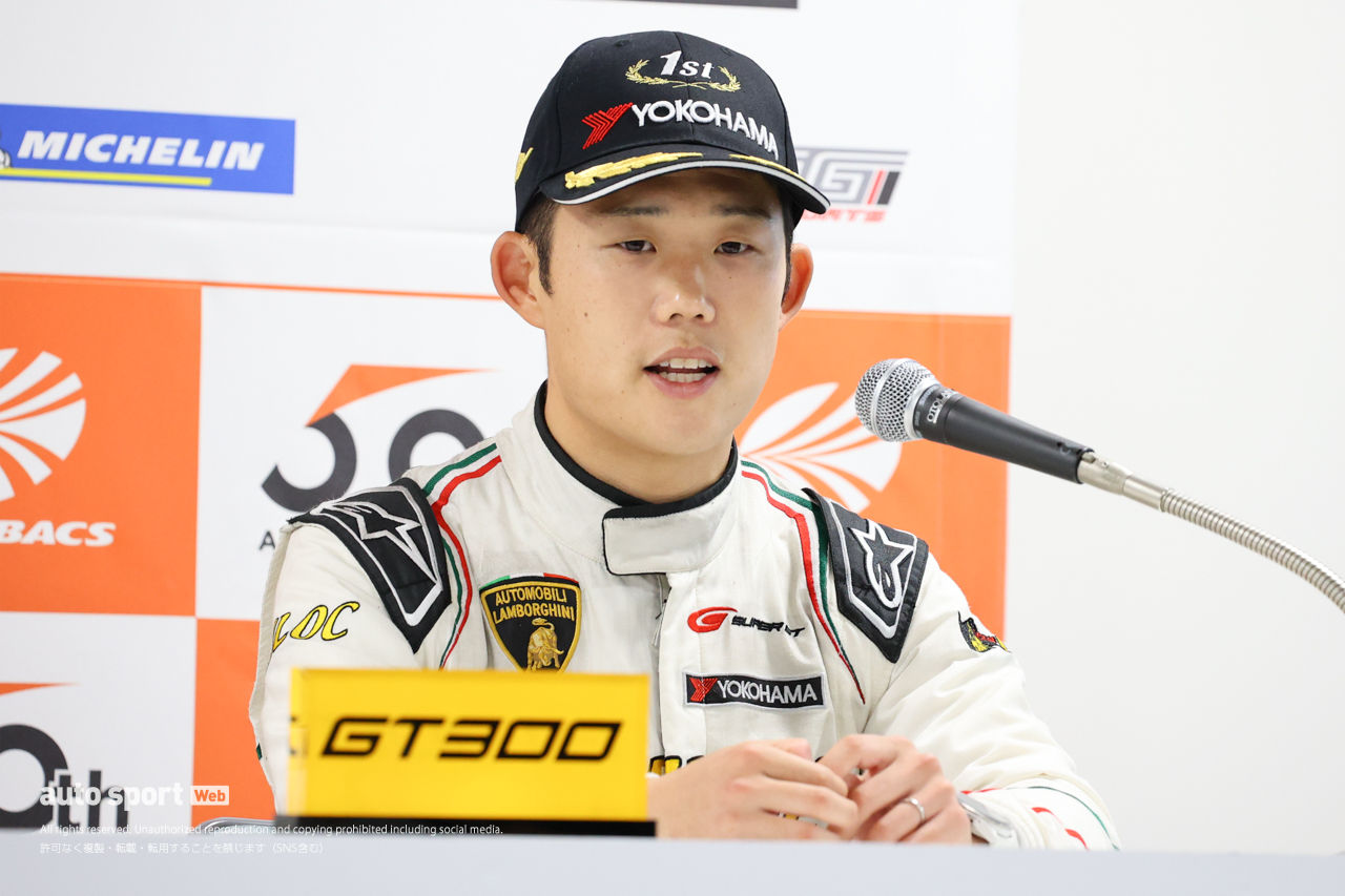 王座争いから脱落しまいと「死に物狂いで追いかけた」元嶋。小暮「最終戦鈴鹿もベストを尽くすだけ」【第8戦GT300決勝会見】