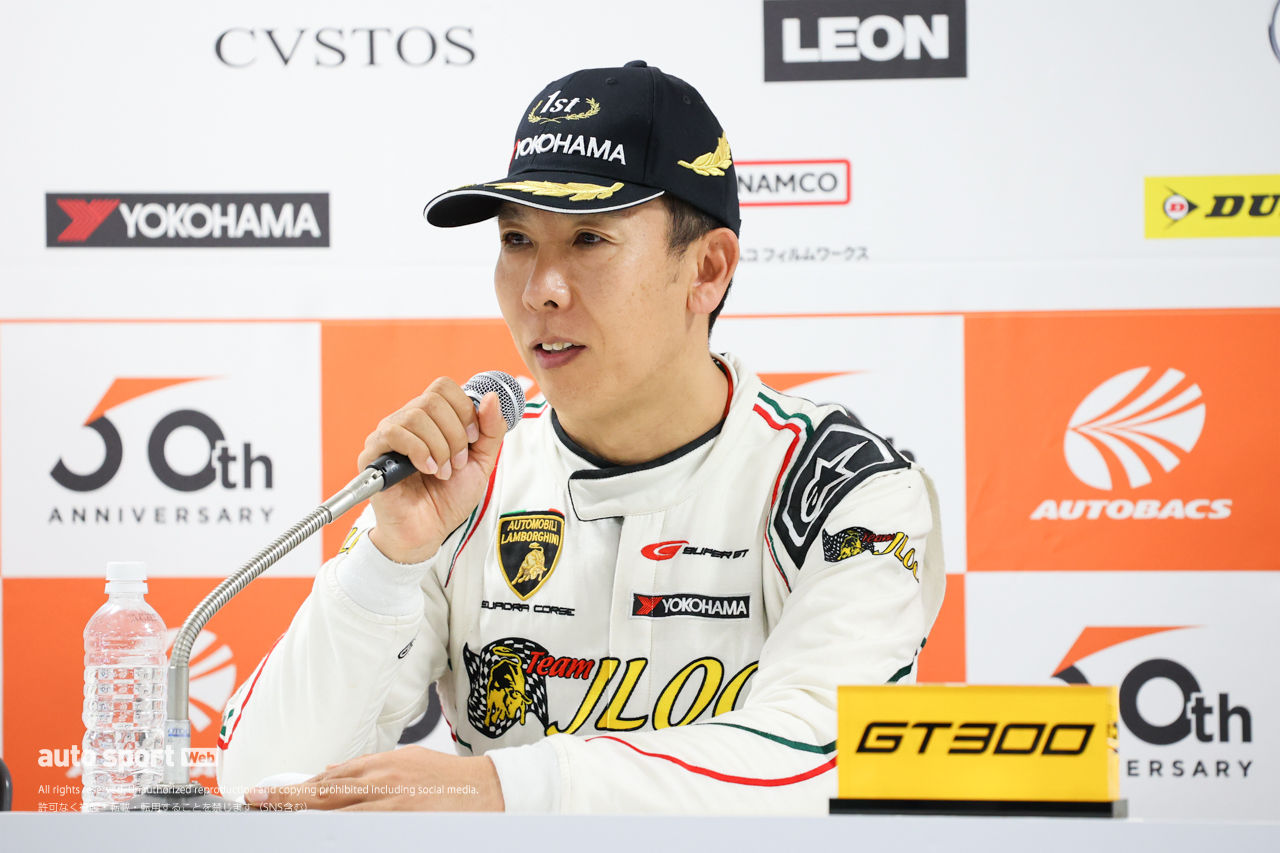 王座争いから脱落しまいと「死に物狂いで追いかけた」元嶋。小暮「最終戦鈴鹿もベストを尽くすだけ」【第8戦GT300決勝会見】
