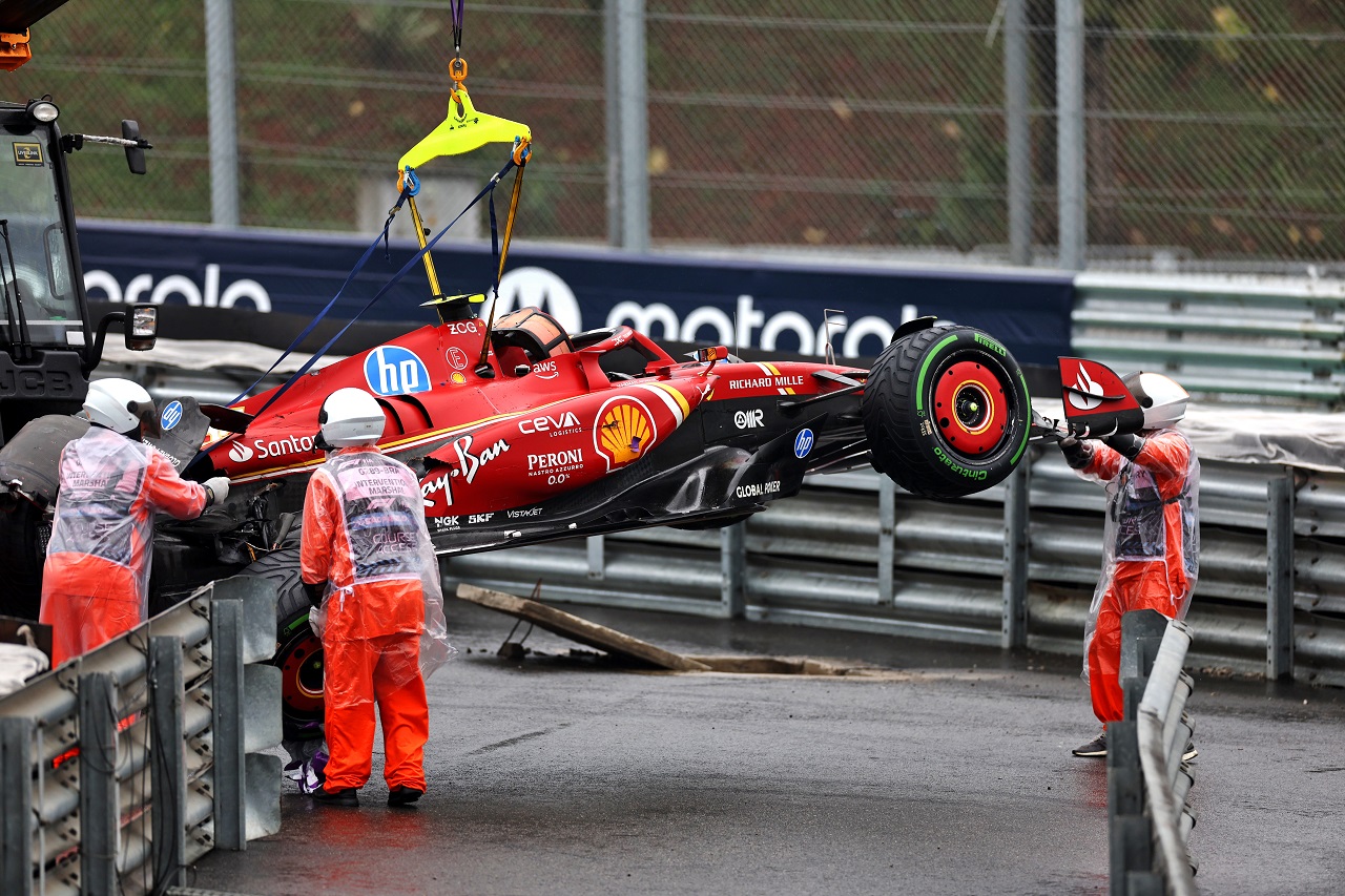 予選でクラッシュしたカルロス・サインツ（フェラーリ）