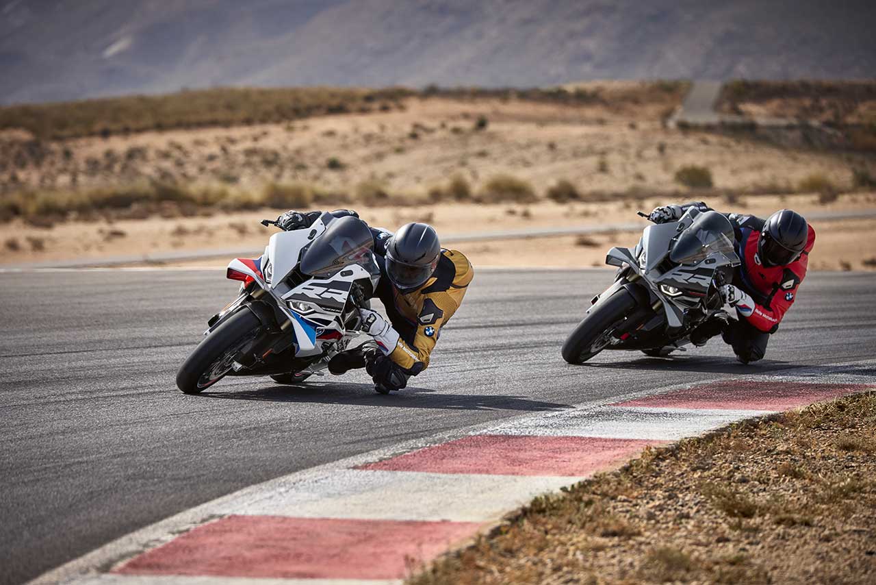 BMW、2025年型『S1000RR』にブレーキダクト追加、ウイングレットも変更。サーキットでの使用に向けて大幅改良