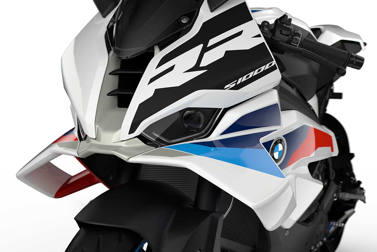 BMW、2025年型『S1000RR』にブレーキダクト追加、ウイングレットも変更。サーキットでの使用に向けて大幅改良