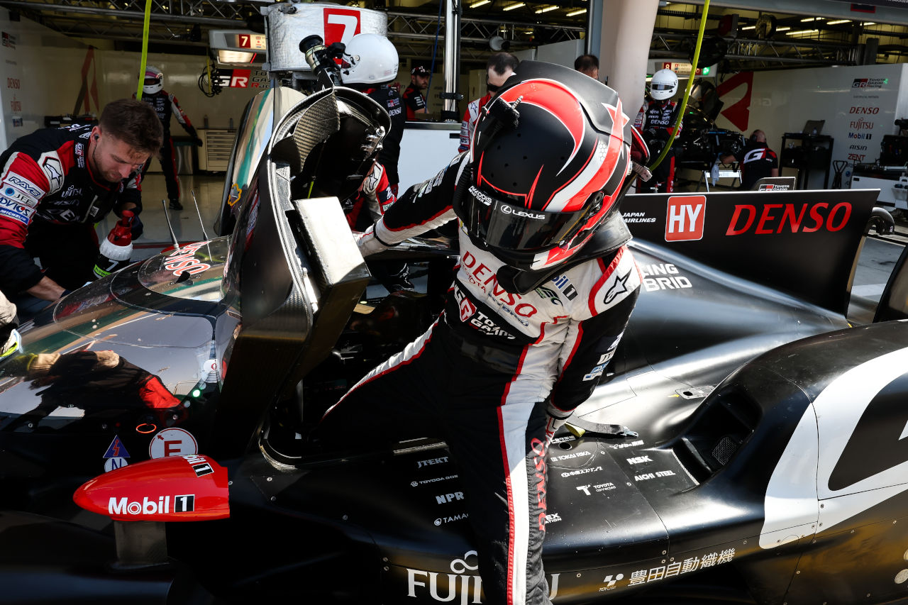 若手のマッソンとデ・ジェラスがGR010ハイブリッドで初走行。トヨタ、WECルーキーテストに参加