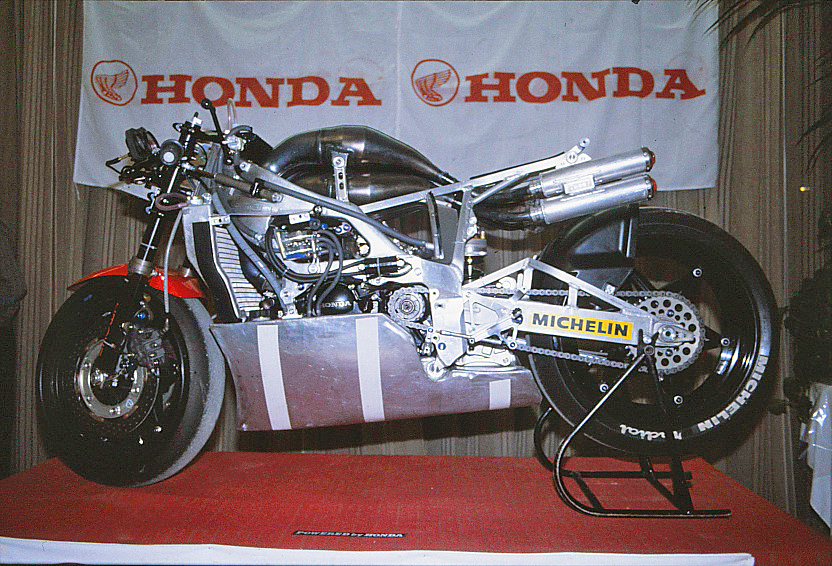 【RACERS重版出来記念】唯一無二の上下逆転レイアウトを持つ、1984年型ホンダNSR500誕生の真実。それはかつての"NR"の再来だった