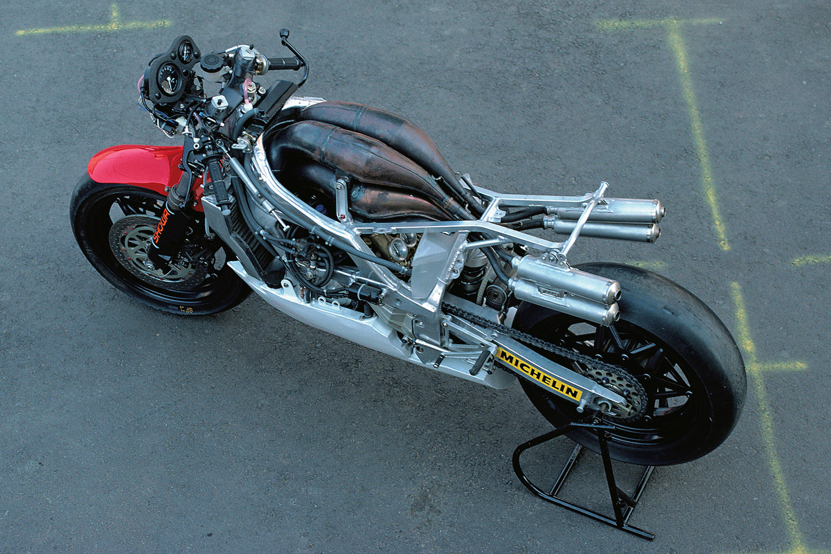 【RACERS重版出来記念】唯一無二の上下逆転レイアウトを持つ、1984年型ホンダNSR500誕生の真実。それはかつての"NR"の再来だった