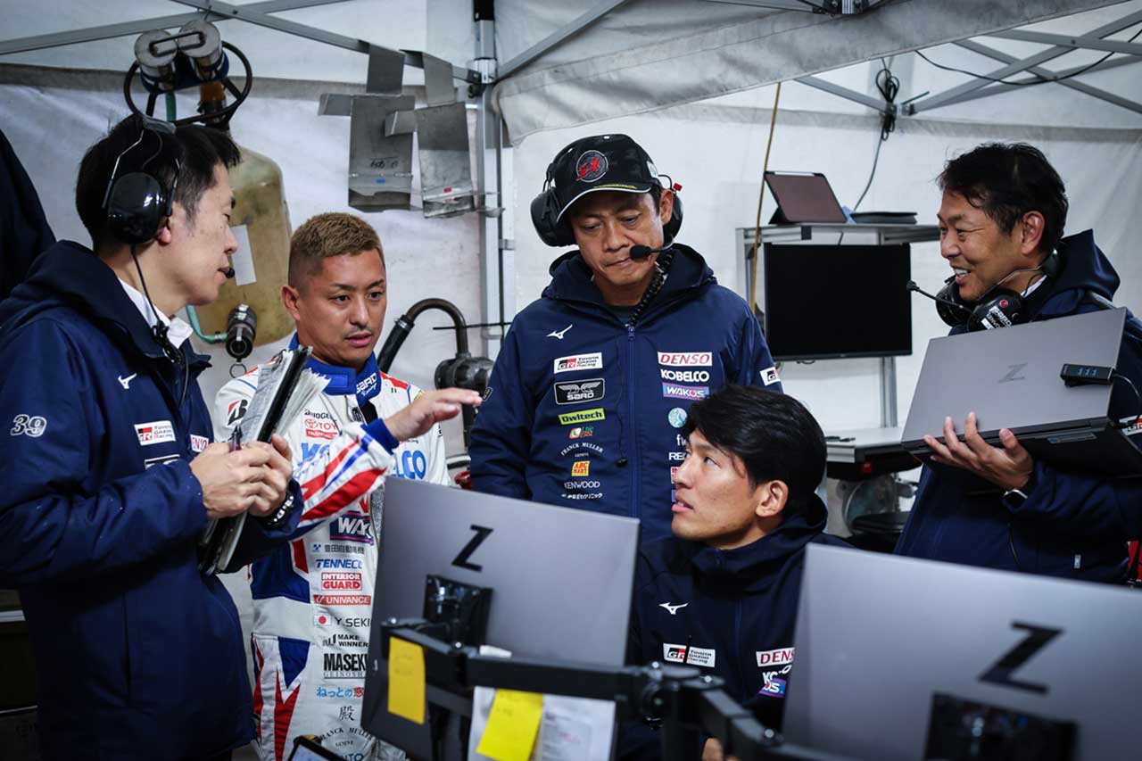 関口雄飛／脇差寿一監督／中山雄一（DENSO KOBELCO SARD GR Supra）