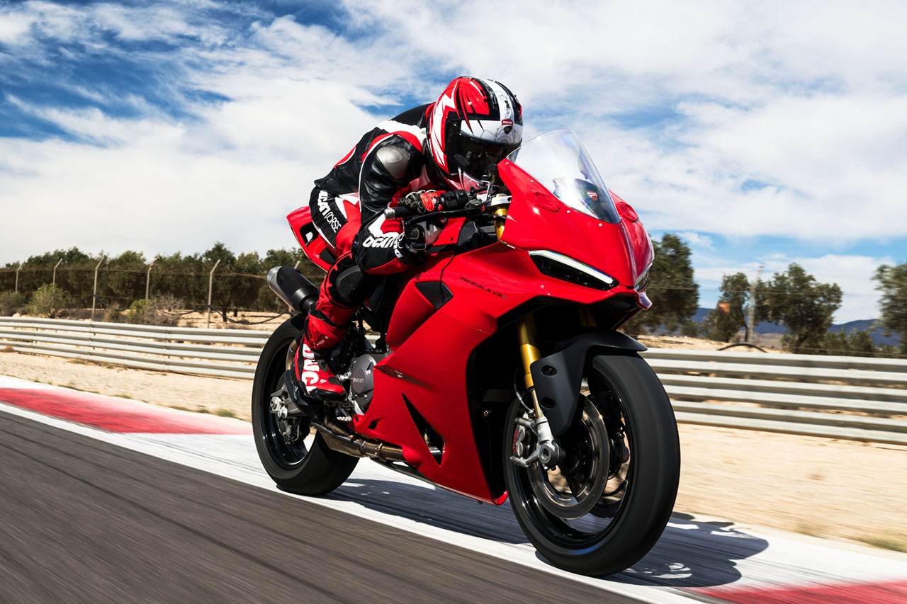 ドゥカティ、外も中身も変貌を遂げた新型『パニガーレV2／V2 S』を発表。2025年1月末より発売
