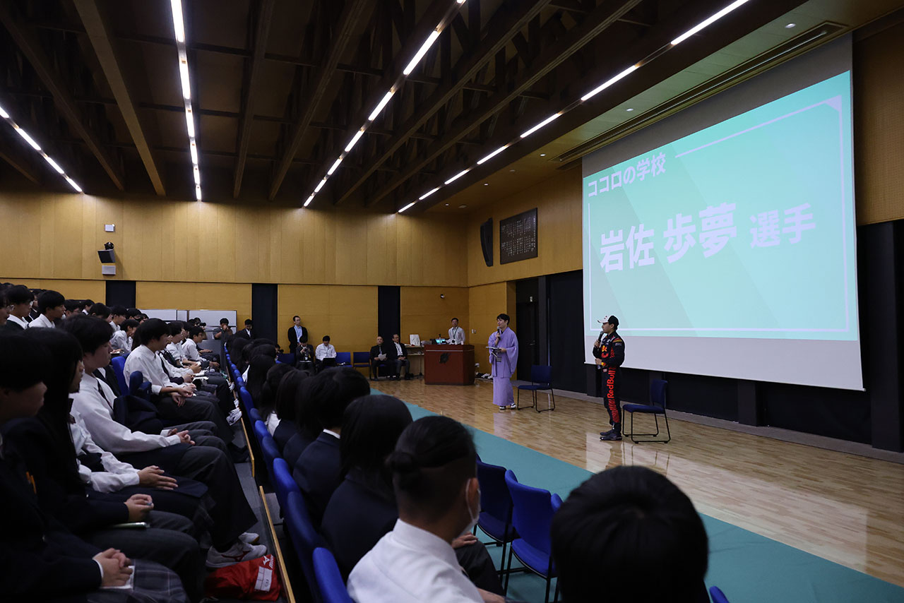 母校の大阪国際中学高等学校で講演を行なった岩佐歩夢（TEAM MUGEN）