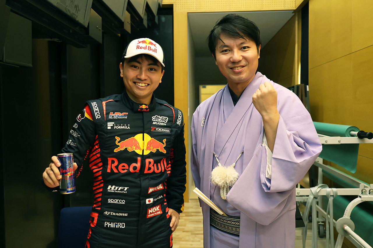 母校の大阪国際中学高等学校で講演を行なった岩佐歩夢（TEAM MUGEN）と司会の桂三幸さん