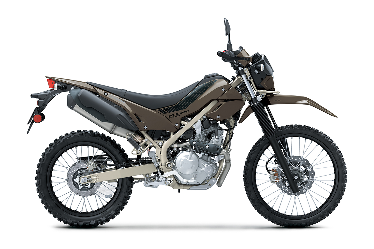 カワサキ、新オフロードバイク『KLX230 SHERPA』を11月27日に発売。同シリーズも一挙にモデルチェンジ
