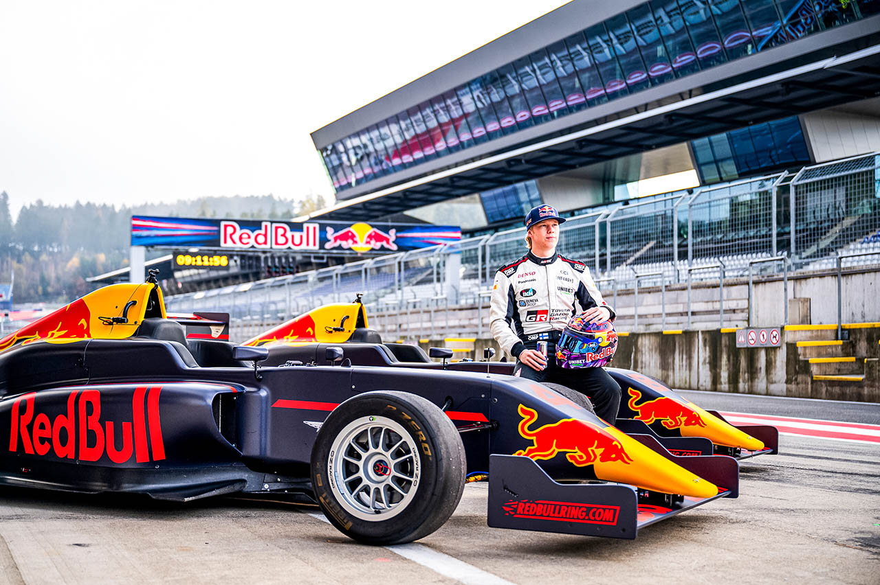 最年少WRC王者ロバンペラ、レッドブルのF1マシンをドライブ。「本当にクールだ！ ラリーとはまったく違う」