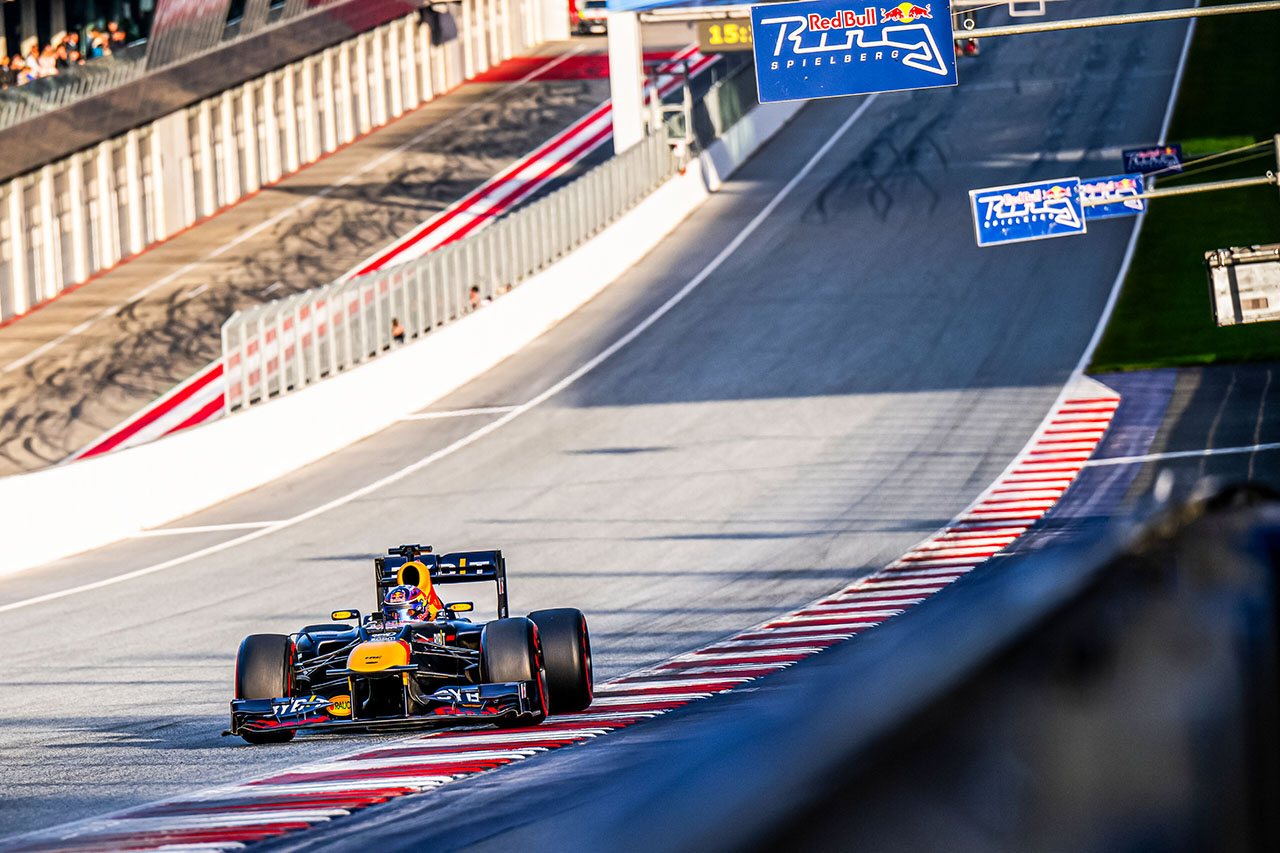 最年少WRC王者ロバンペラ、レッドブルのF1マシンをドライブ。「本当にクールだ！ ラリーとはまったく違う」