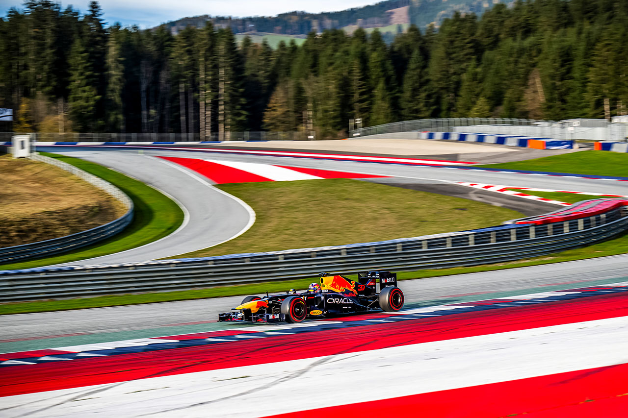 最年少WRC王者ロバンペラ、レッドブルのF1マシンをドライブ。「本当にクールだ！ ラリーとはまったく違う」