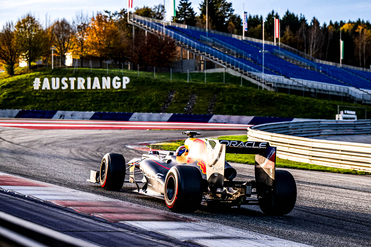 最年少WRC王者ロバンペラ、レッドブルのF1マシンをドライブ。「本当にクールだ！ ラリーとはまったく違う」