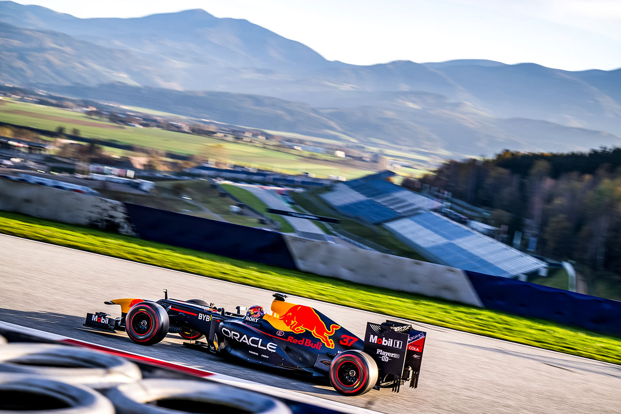 最年少WRC王者ロバンペラ、レッドブルのF1マシンをドライブ。「本当にクールだ！ ラリーとはまったく違う」