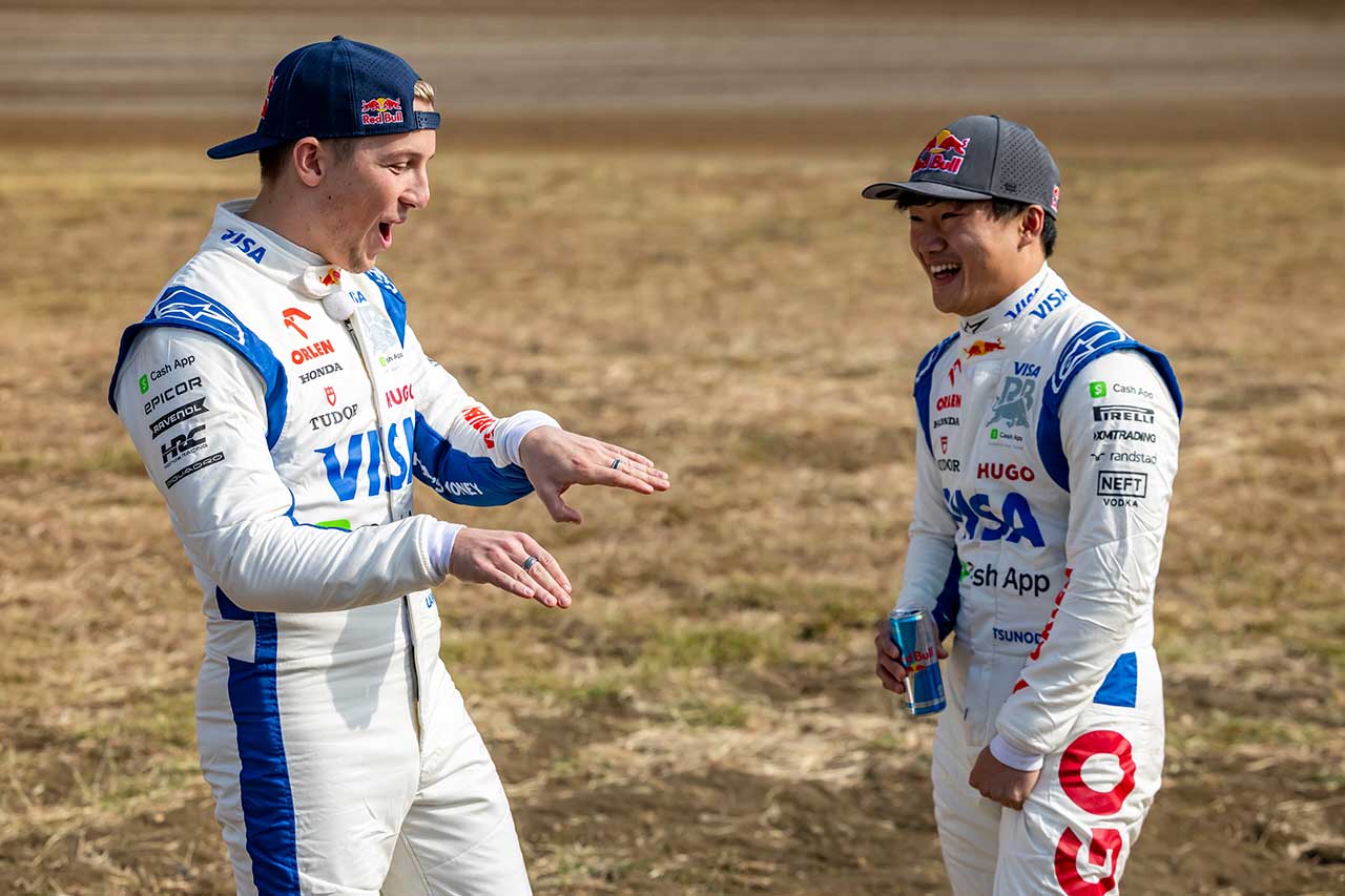 角田裕毅とローソンがストックカーでバトル。癖ありマシンとオフロードオーバルで華麗なスライド勝負