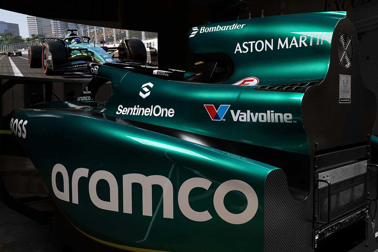 アロンソの400戦出走を記念して、アストンマーティンがF1シミュレーターを共同開発。F1マシンの物理的な感覚を再現