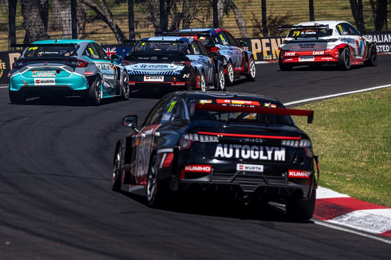 ホンダのエース不在のなか新型プジョーが2勝目。王者バカンが初の連覇を達成／TCR豪州最終戦