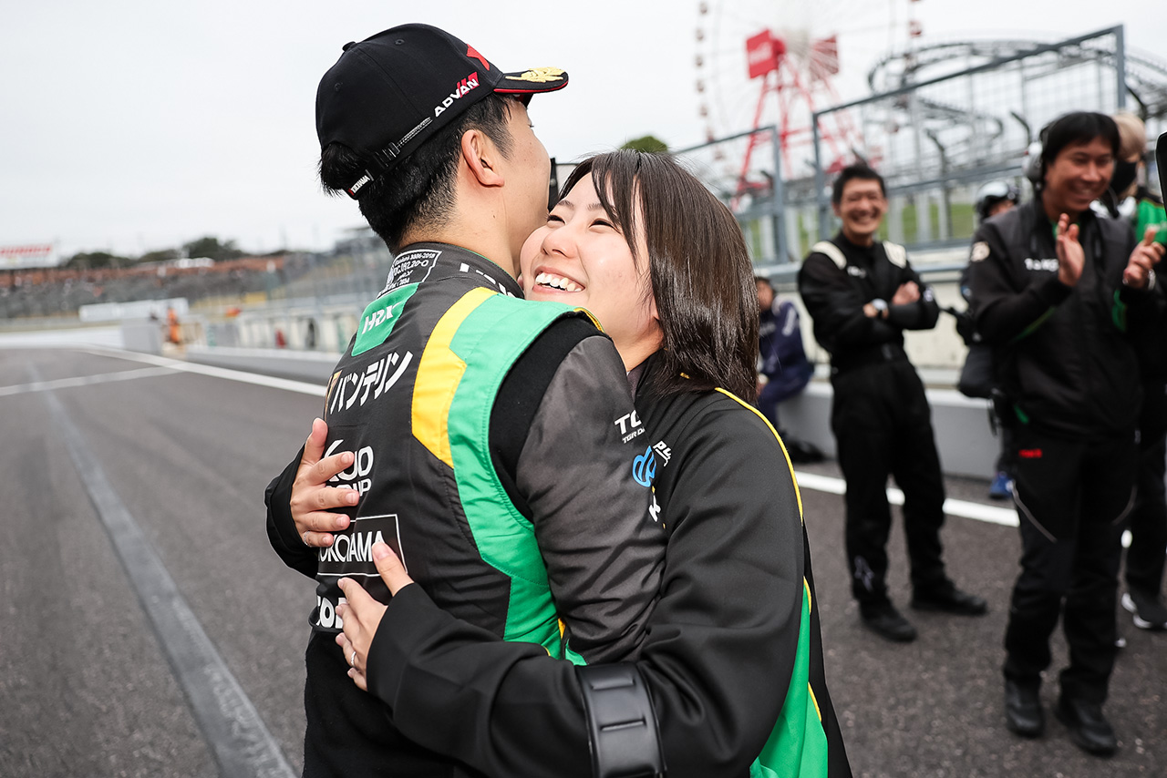 坪井翔（VANTELIN TEAM TOM’S）と愛未夫人