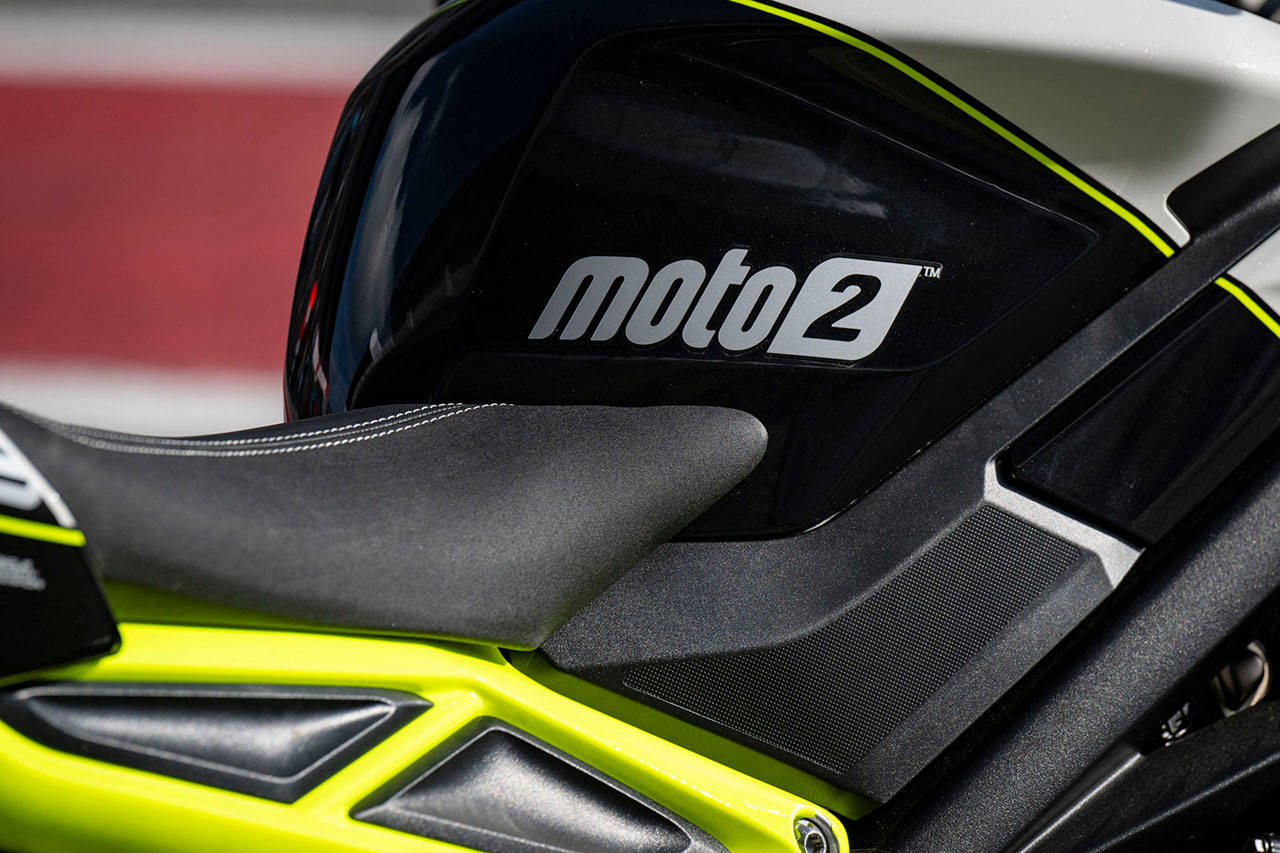 Moto2チャンピオンに輝いた小椋藍、日本人初となる『トライアンフトリプルトロフィー』を受賞