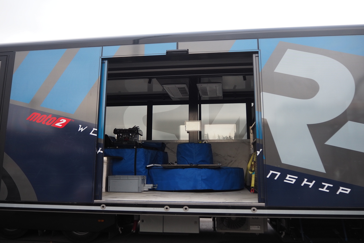 MotoGPチームのホスピ全見せ！様々な形に変身する『トレーラー』に注目／MotoGP現地取材記