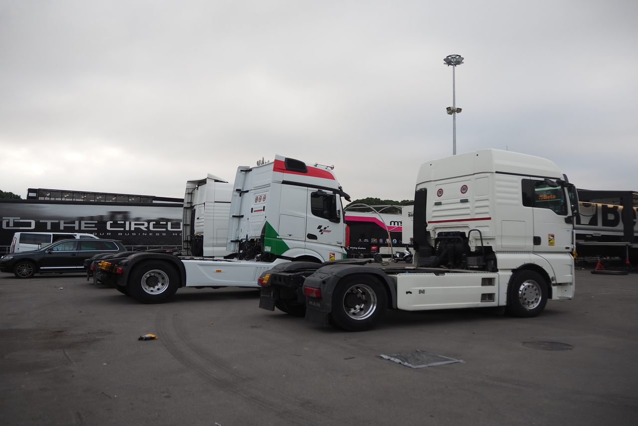 MotoGPチームのホスピ全見せ！様々な形に変身する『トレーラー』に注目／MotoGP現地取材記