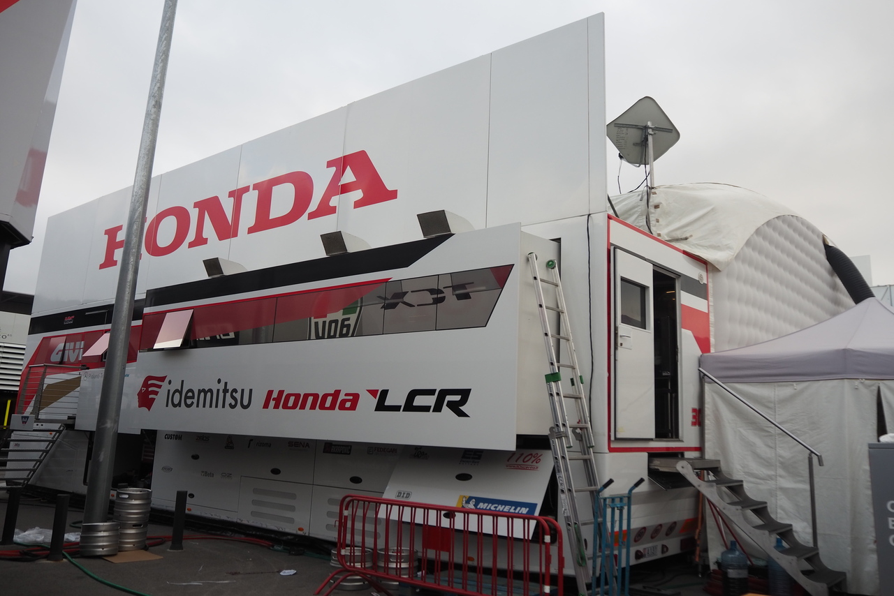 MotoGPチームのホスピ全見せ！様々な形に変身する『トレーラー』に注目／MotoGP現地取材記