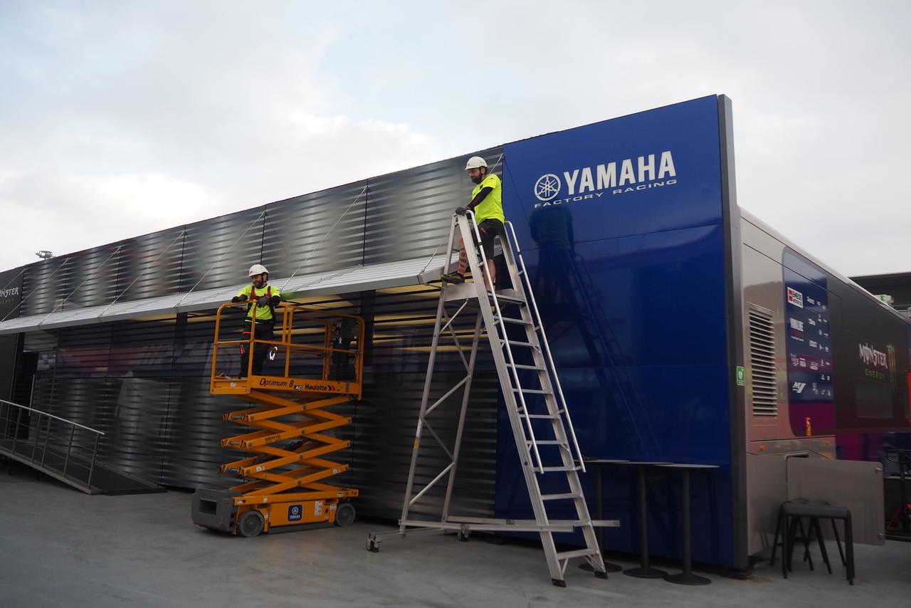 MotoGPチームのホスピ全見せ！様々な形に変身する『トレーラー』に注目／MotoGP現地取材記