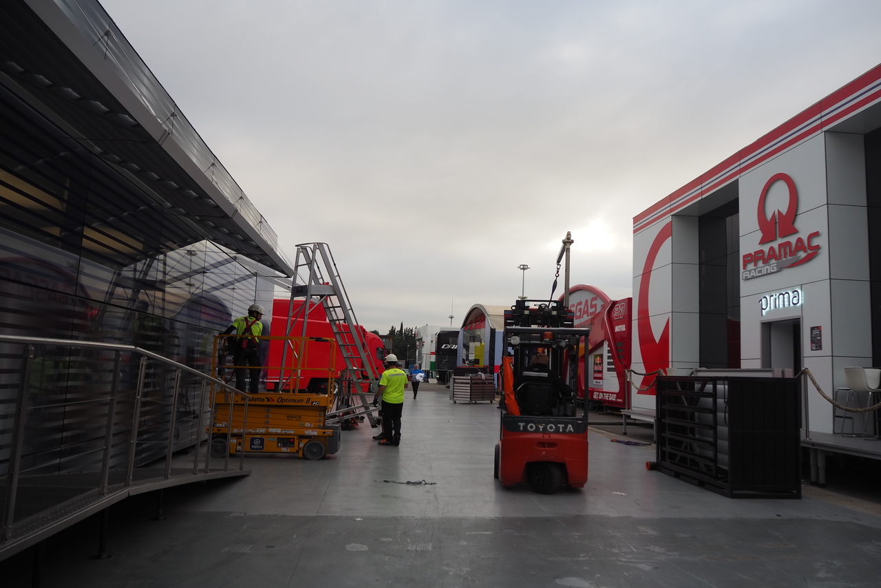 MotoGPチームのホスピ全見せ！様々な形に変身する『トレーラー』に注目／MotoGP現地取材記