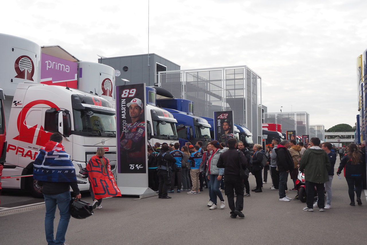 MotoGPチームのホスピ全見せ！様々な形に変身する『トレーラー』に注目／MotoGP現地取材記