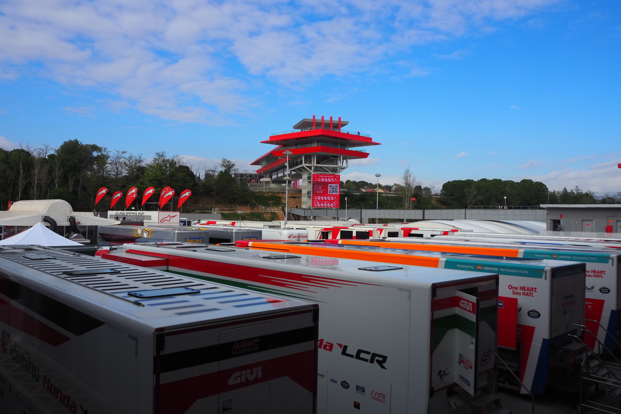 MotoGPチームのホスピ全見せ！様々な形に変身する『トレーラー』に注目／MotoGP現地取材記