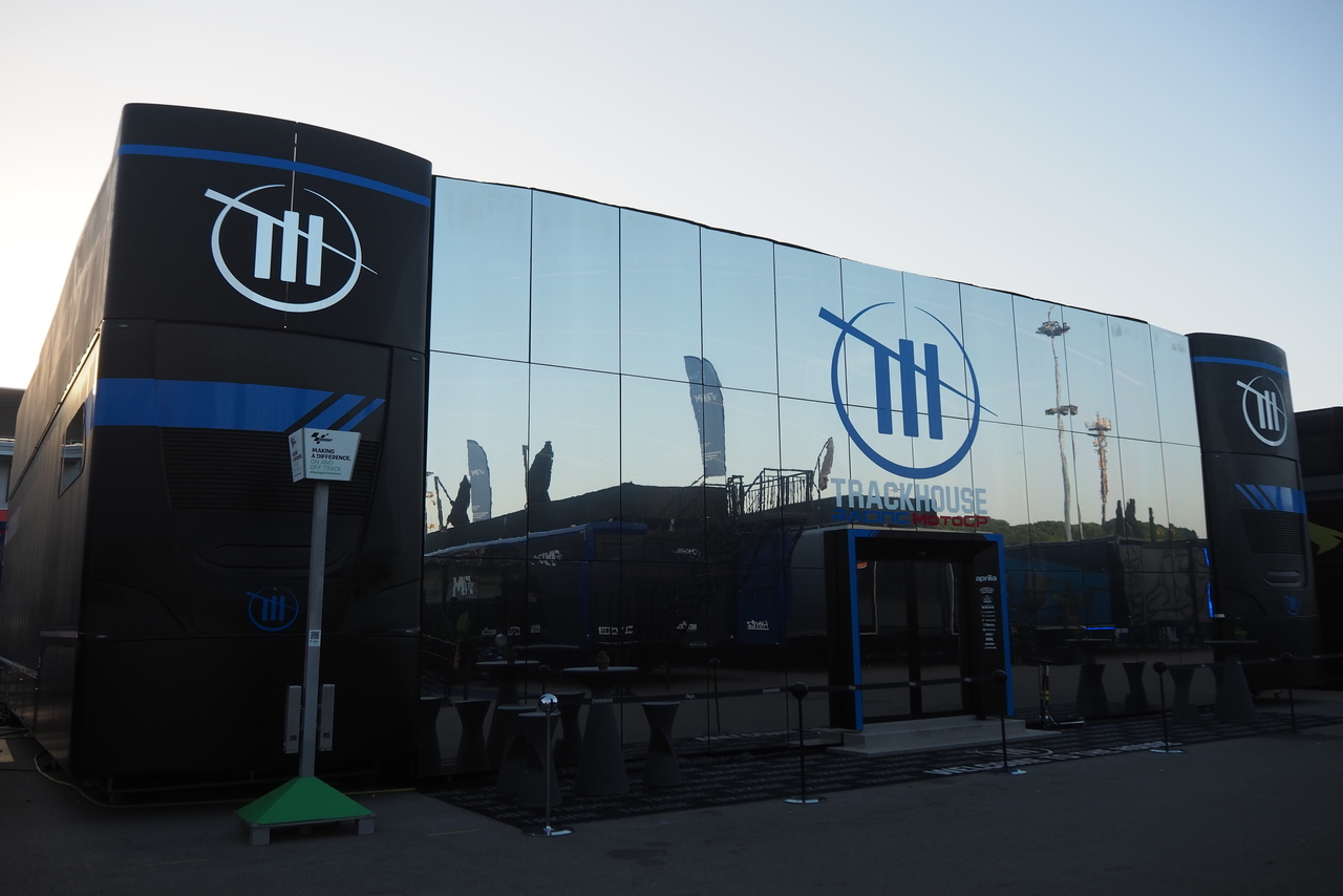 MotoGPチームのホスピ全見せ！様々な形に変身する『トレーラー』に注目／MotoGP現地取材記