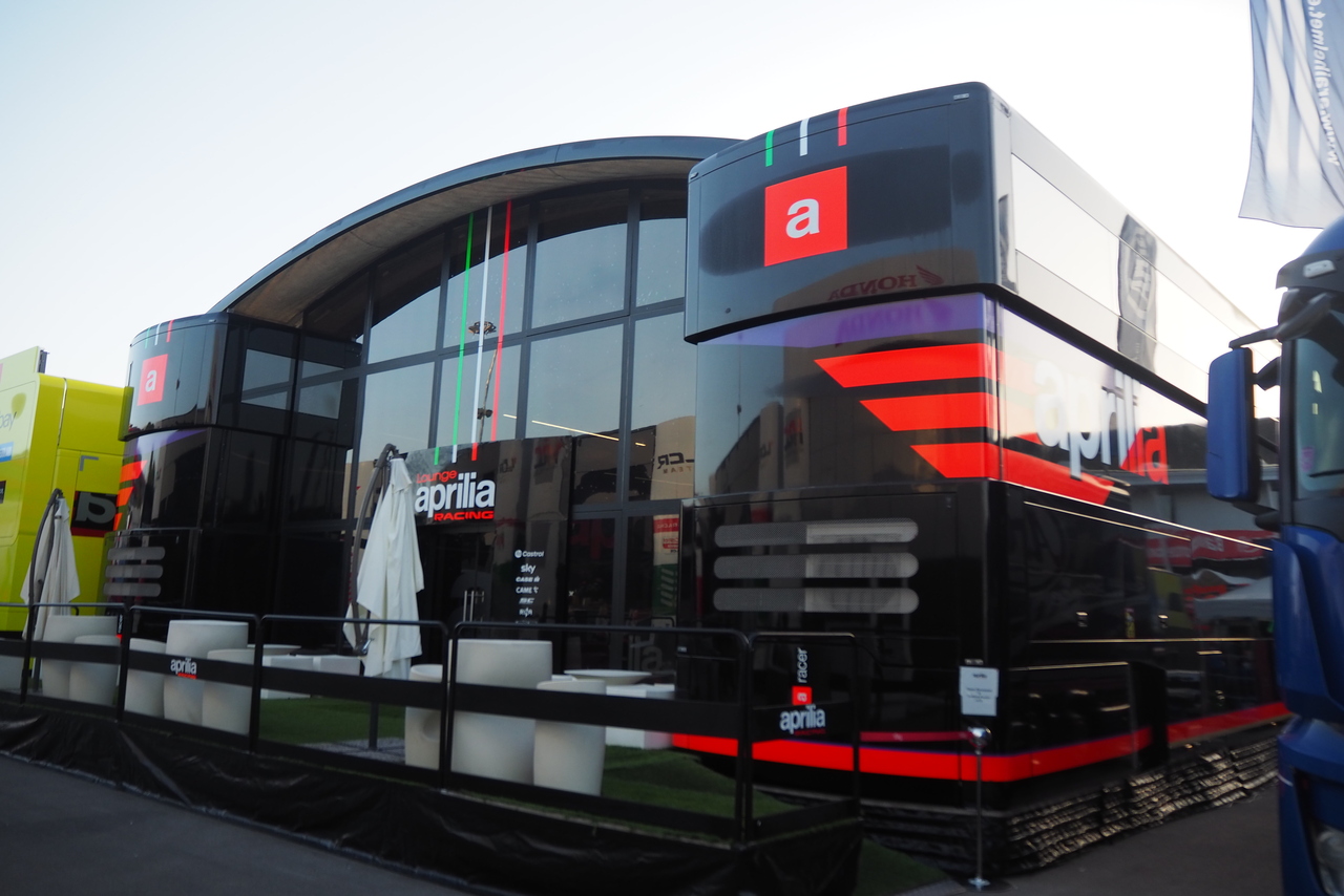 MotoGPチームのホスピ全見せ！様々な形に変身する『トレーラー』に注目／MotoGP現地取材記