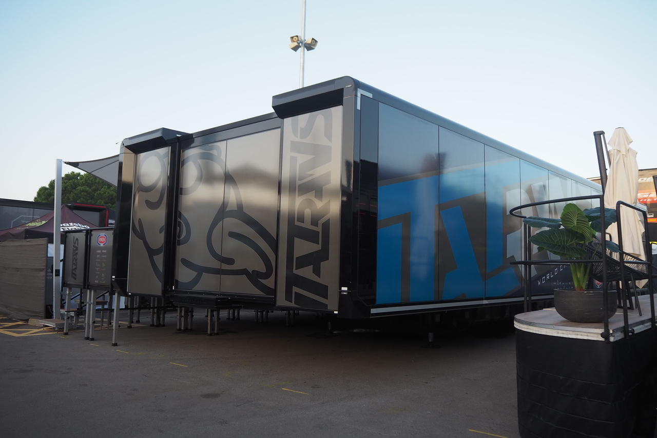 MotoGPチームのホスピ全見せ！様々な形に変身する『トレーラー』に注目／MotoGP現地取材記