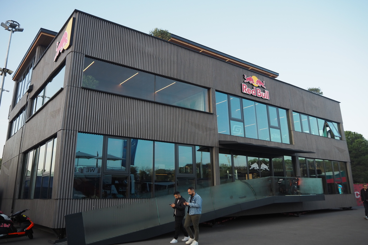 MotoGPチームのホスピ全見せ！様々な形に変身する『トレーラー』に注目／MotoGP現地取材記