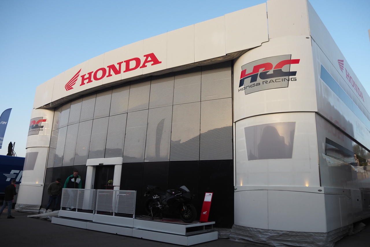 MotoGPチームのホスピ全見せ！様々な形に変身する『トレーラー』に注目／MotoGP現地取材記
