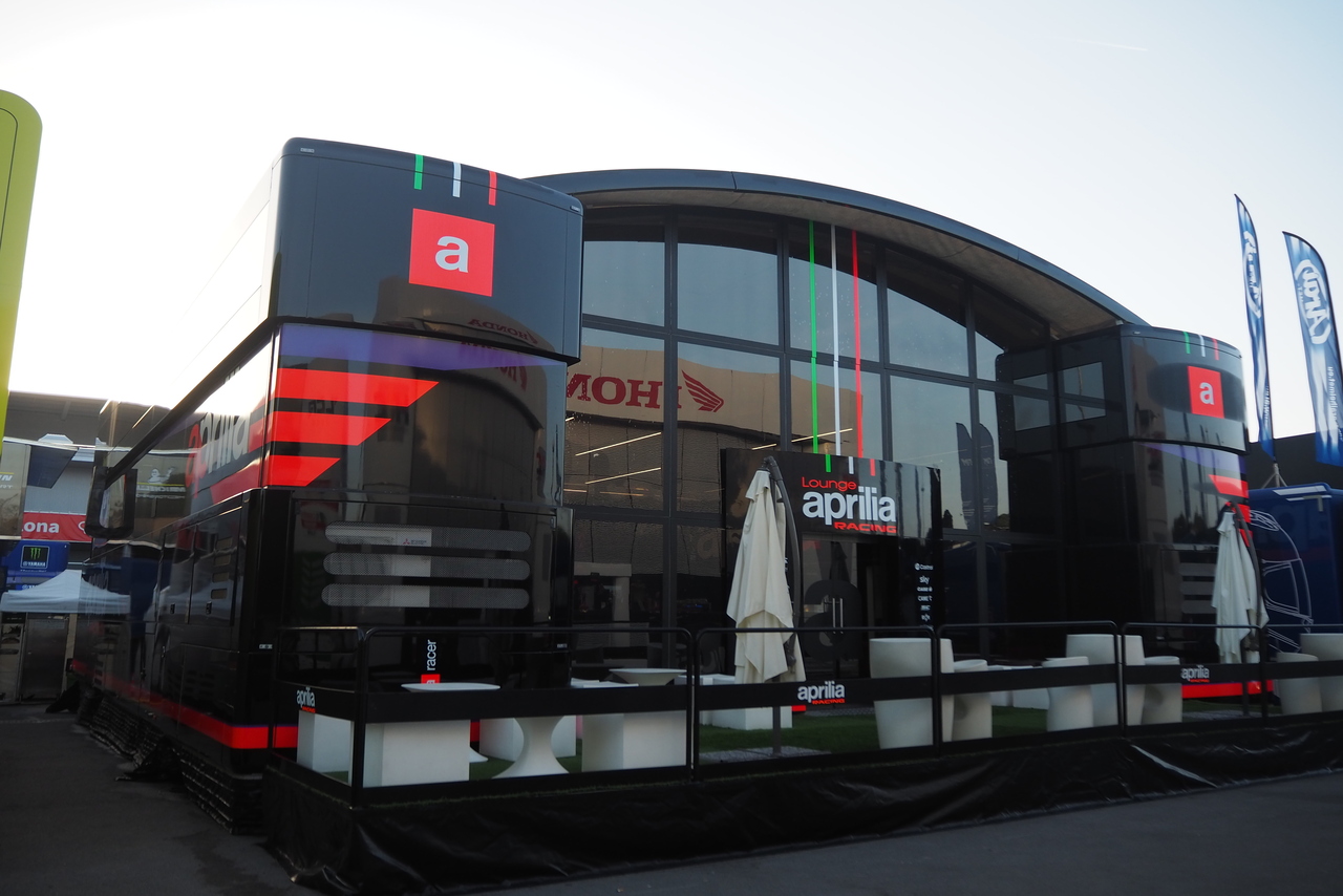 MotoGPチームのホスピ全見せ！様々な形に変身する『トレーラー』に注目／MotoGP現地取材記