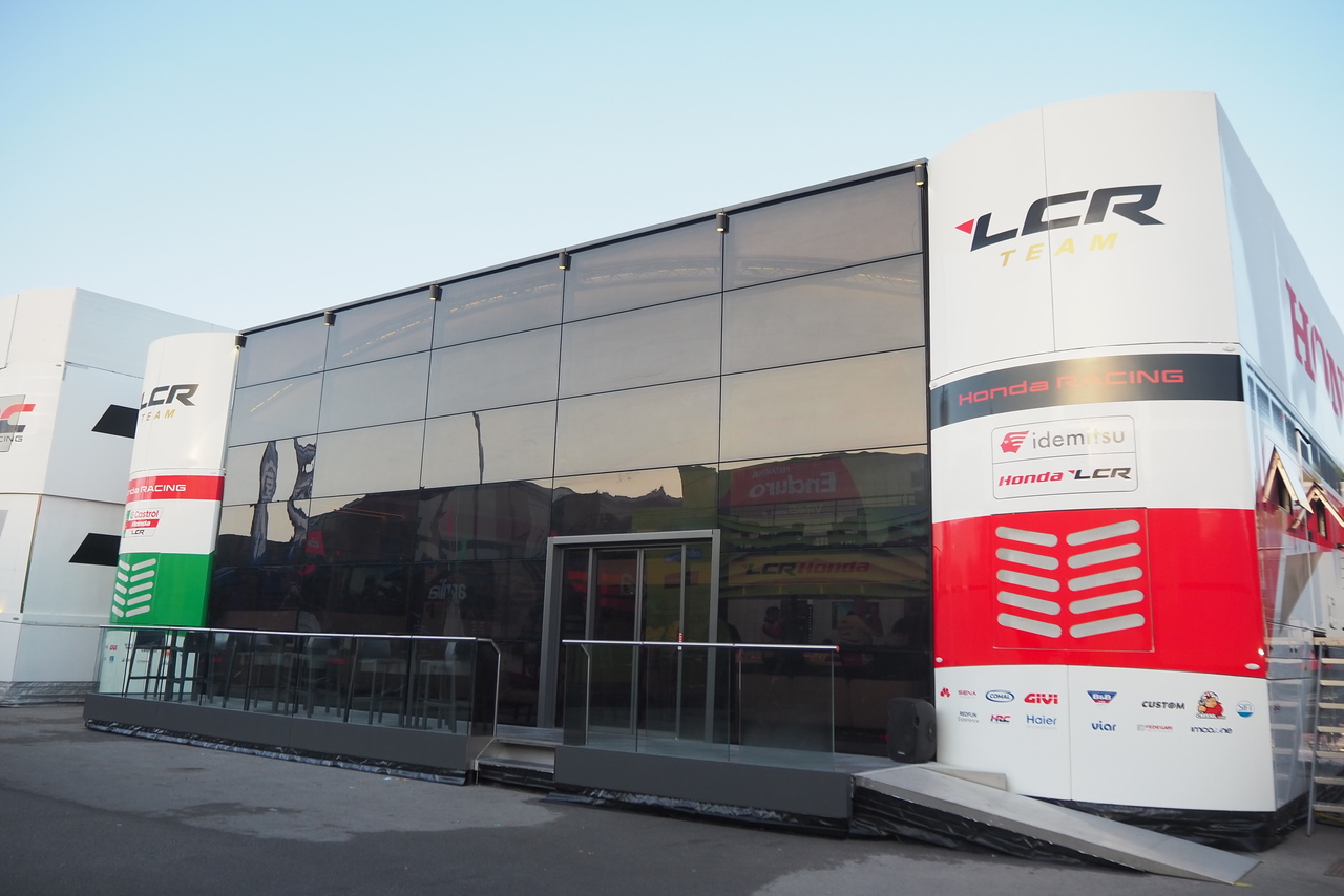 MotoGPチームのホスピ全見せ！様々な形に変身する『トレーラー』に注目／MotoGP現地取材記